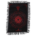 Créez une atmosphère intense et rituelle avec ce tapis de divination pour pendule Visage du Soleil en noir et rouge sang. Idéal pour le pendule, le tarot, les cristaux ou l’autel, il apporte profondeur, caractère et symbolique à vos pratiques spirituelles.