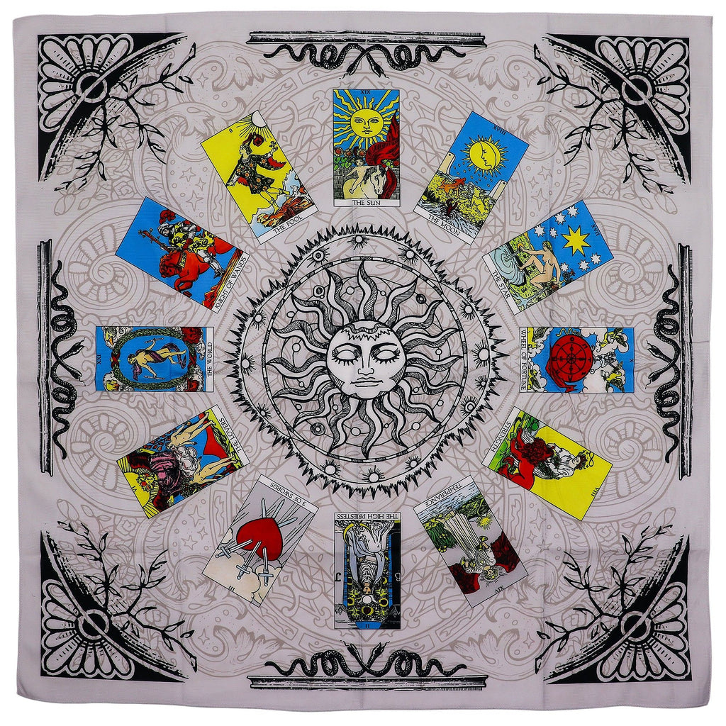 Apportez profondeur et symbolique à vos tirages avec ce tapis de tirage tarot Arbre de Vie. Imprimé sur un polyester doux et résistant, il transforme instantanément n’importe quelle surface en un espace de lecture inspirant, harmonieux et sacré.