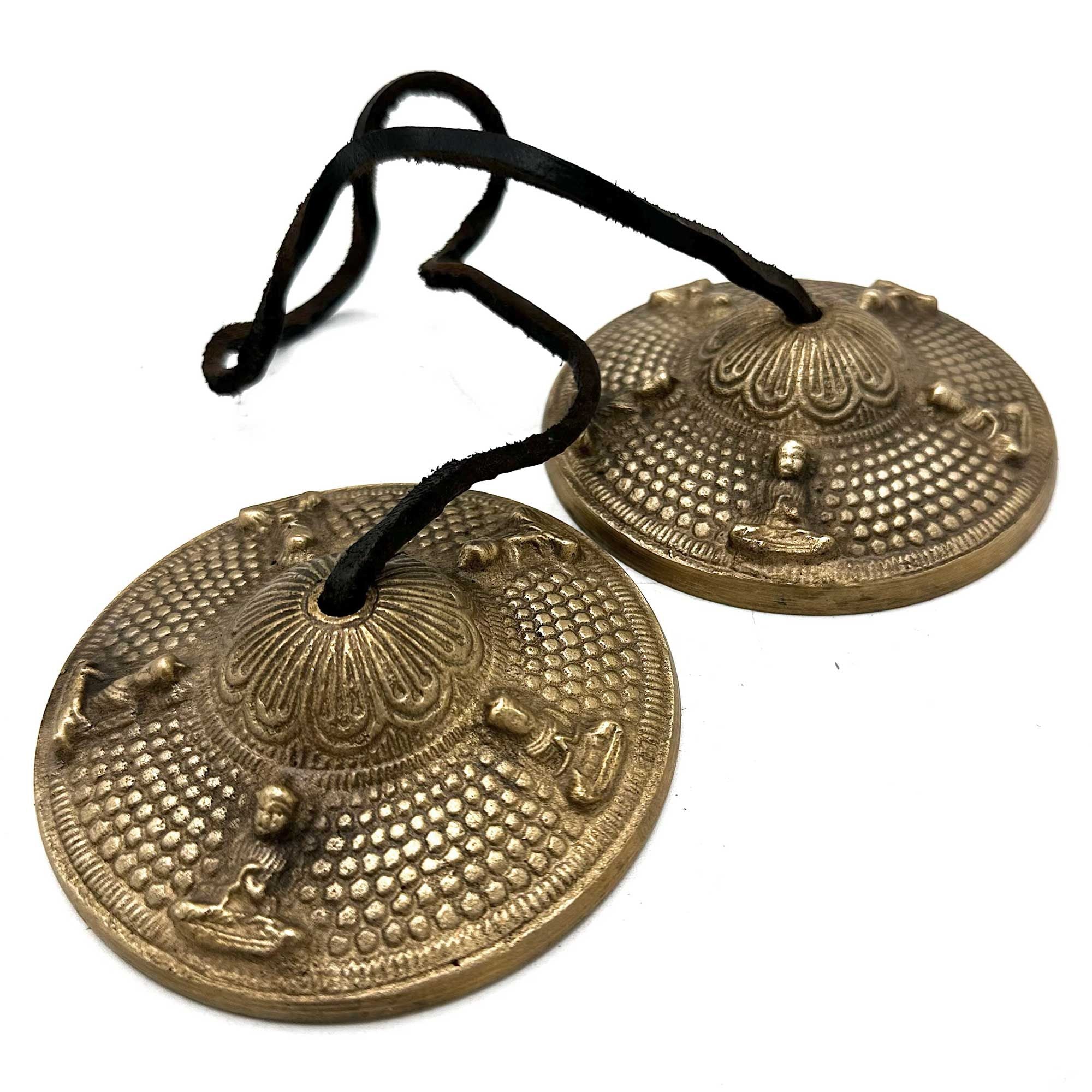 Apportez une touche sacrée et vibratoire à votre pratique avec ces tingsha tibétaines Cinq Bouddhas d’environ 9,5 cm. Utilisées dans les univers de la méditation, du yoga et des rituels sonores, elles séduisent par leur dimension spirituelle, leur résonance claire et leur esthétique inspirée de la tradition tibétaine.