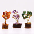 Assortiment de mini arbres en pierres naturelles sur socle en bois, parfait pour une décoration spirituelle, minérale et raffinée.