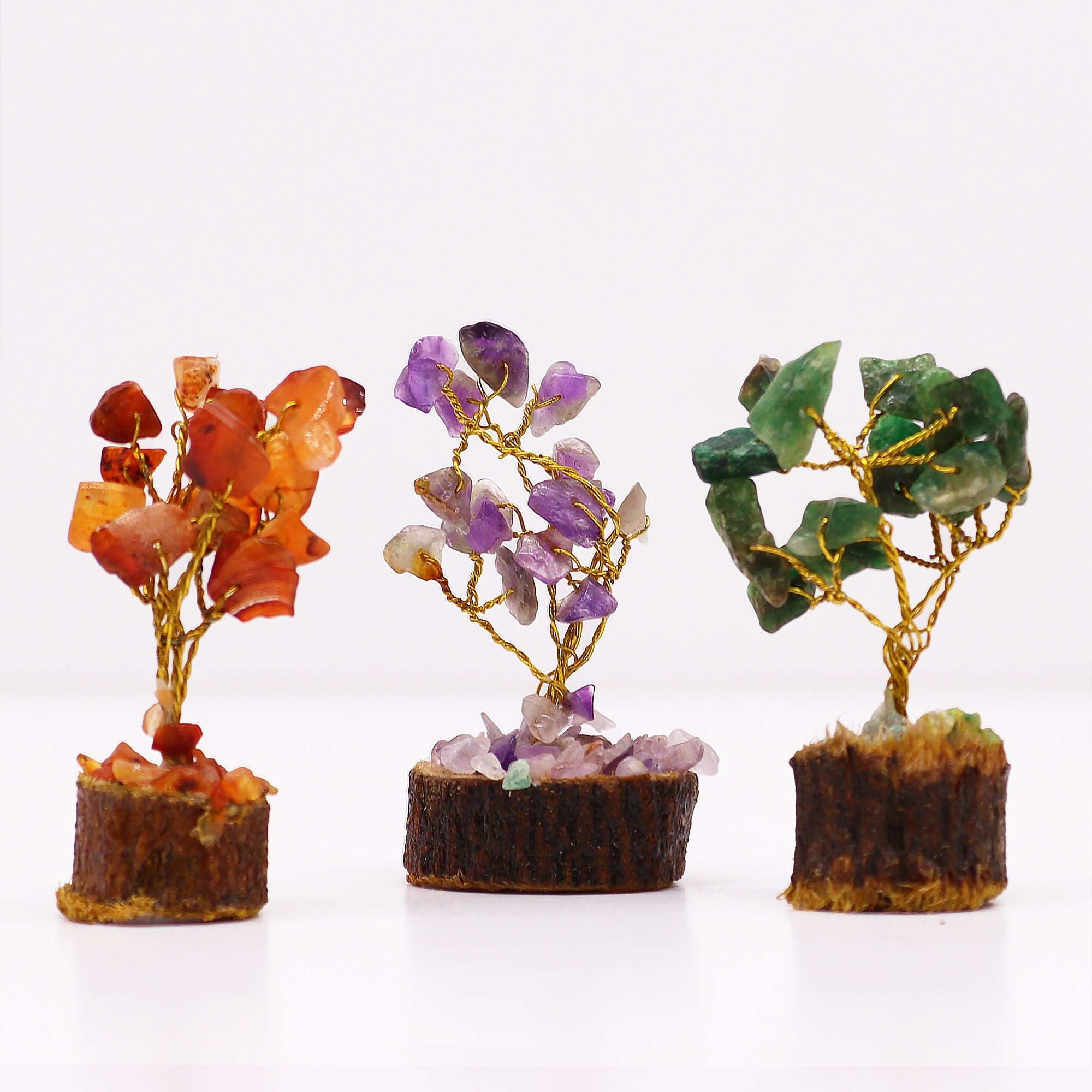 Assortiment de mini arbres en pierres naturelles sur socle en bois, parfait pour une décoration spirituelle, minérale et raffinée.