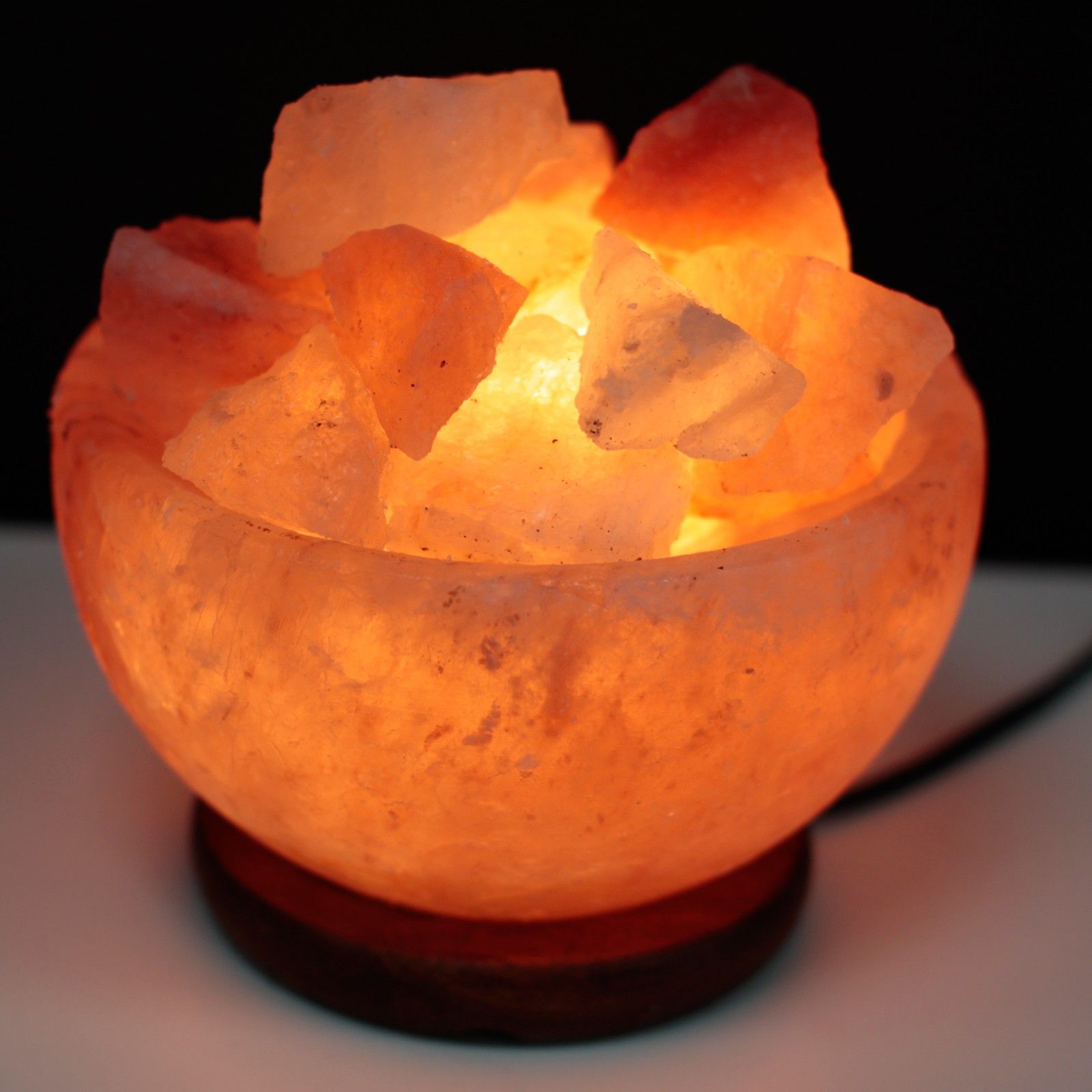 Apportez une touche chaleureuse et minérale à votre intérieur avec cette vasque en sel de l’Himalaya garnie de morceaux de sel. Sa lumière douce met en valeur les cristaux et crée une ambiance apaisante, idéale pour un salon, une chambre ou un espace bien-être.