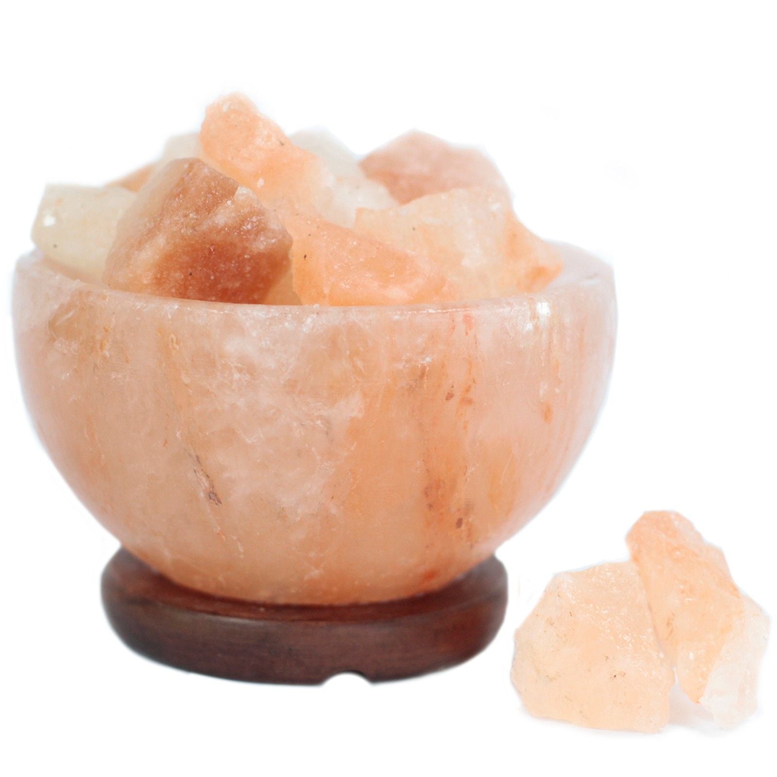Vasque en sel de l’Himalaya avec morceaux de sel rose sur socle en bois, idéale pour une ambiance naturelle et apaisante.