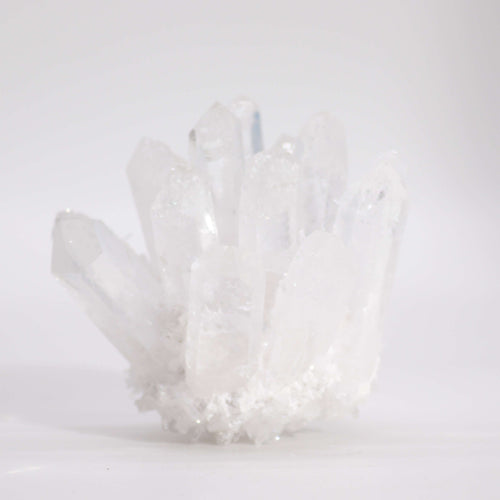 Amas de quartz clair naturel de 8 cm sur fond blanc, illustrant sa transparence et ses cristaux uniques. Produit par AWGifts Dropship.