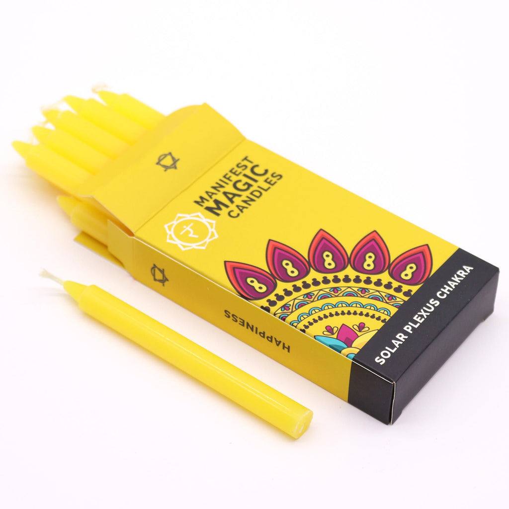 Lot de bougies jaunes des Bougies Manifest Magic, présentées avec leur boîte. Ces Bougies Jaune (lot de 12) - Chakra du Plexus Solaire sont conçues pour renforcer confiance et pouvoir personnel, idéales pour la méditation, les pratiques spirituelles, et pour instiller sérénité et transformation.