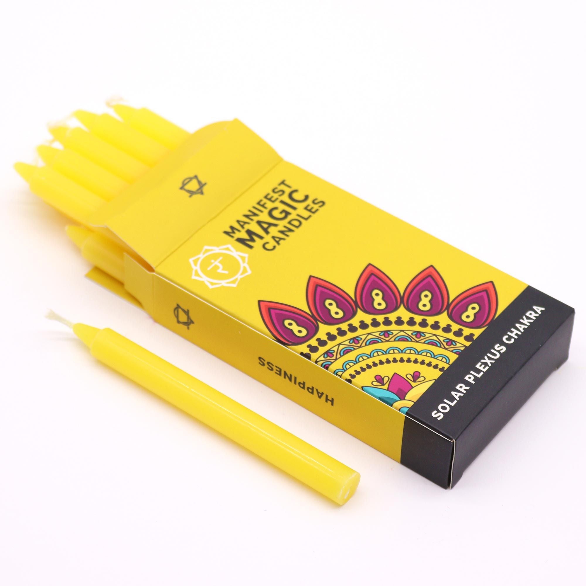Lot de bougies jaunes des Bougies Manifest Magic, présentées avec leur boîte. Ces Bougies Jaune (lot de 12) - Chakra du Plexus Solaire sont conçues pour renforcer confiance et pouvoir personnel, idéales pour la méditation, les pratiques spirituelles, et pour instiller sérénité et transformation.