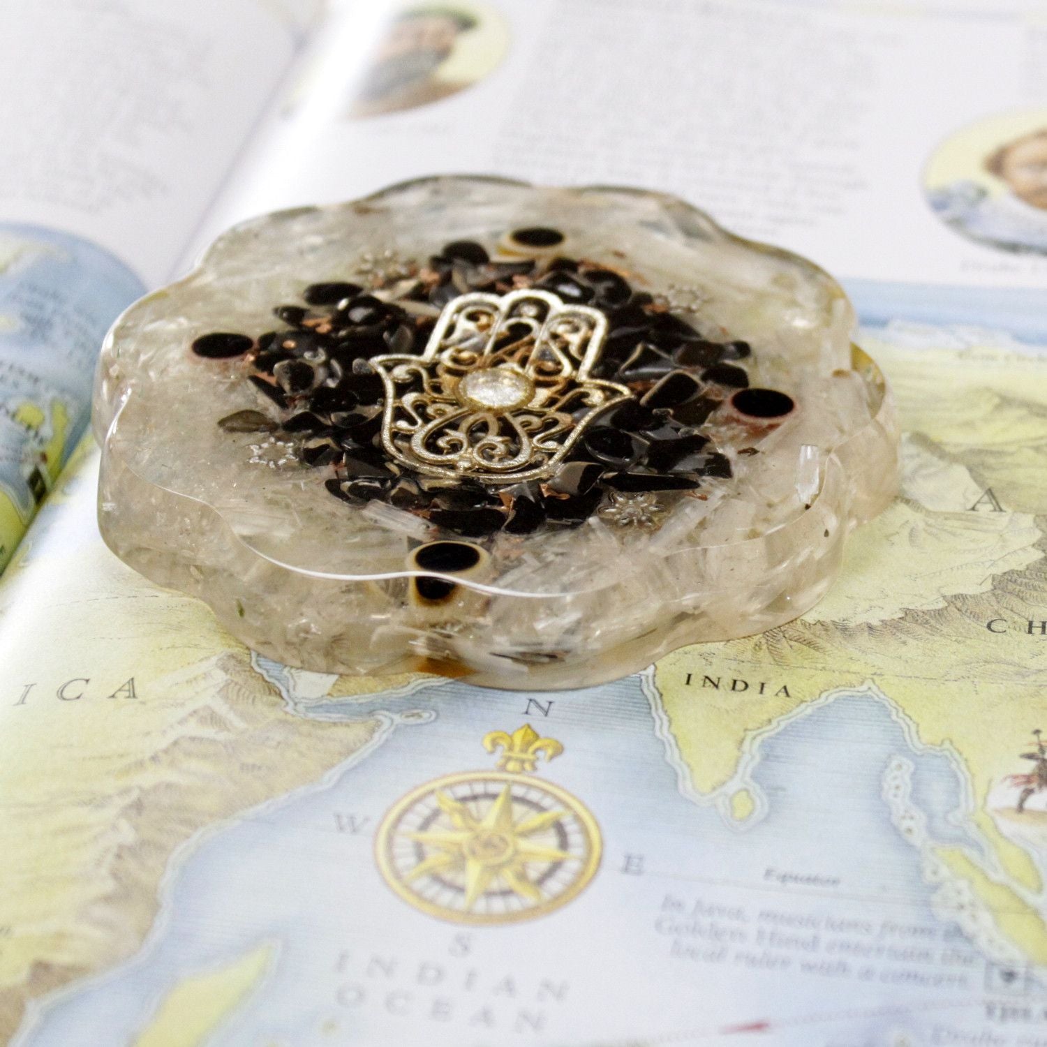 Pack énergétique de bureau en orgonite Hamsa avec sélénite – médium