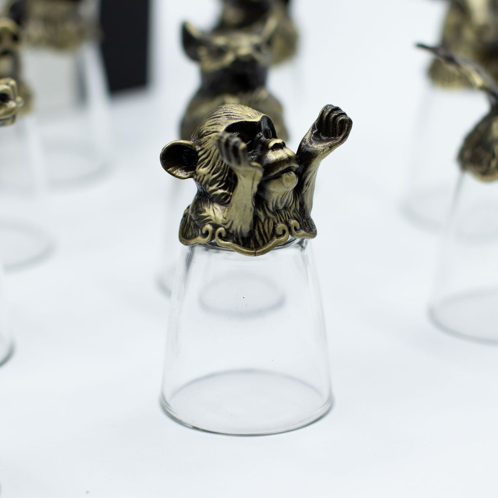 Un verre à shot en bronze antique de l'ensemble Bottom Up Shot Glasses (25ml), mettant en avant un singe. Ce verres à shot de 25 ml est une pièce maîtresse pour les accessoires de bar et un ajout élégant à toute table. Offrez ce lot de 12 verres comme un cadeau original qui célèbre le zodiaque chinois avec un style accrocheur.