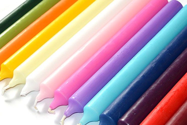 Bougies colorées variées, incluant la bougie Bordeaux 21x2 cm, idéales pour des décorations festives.