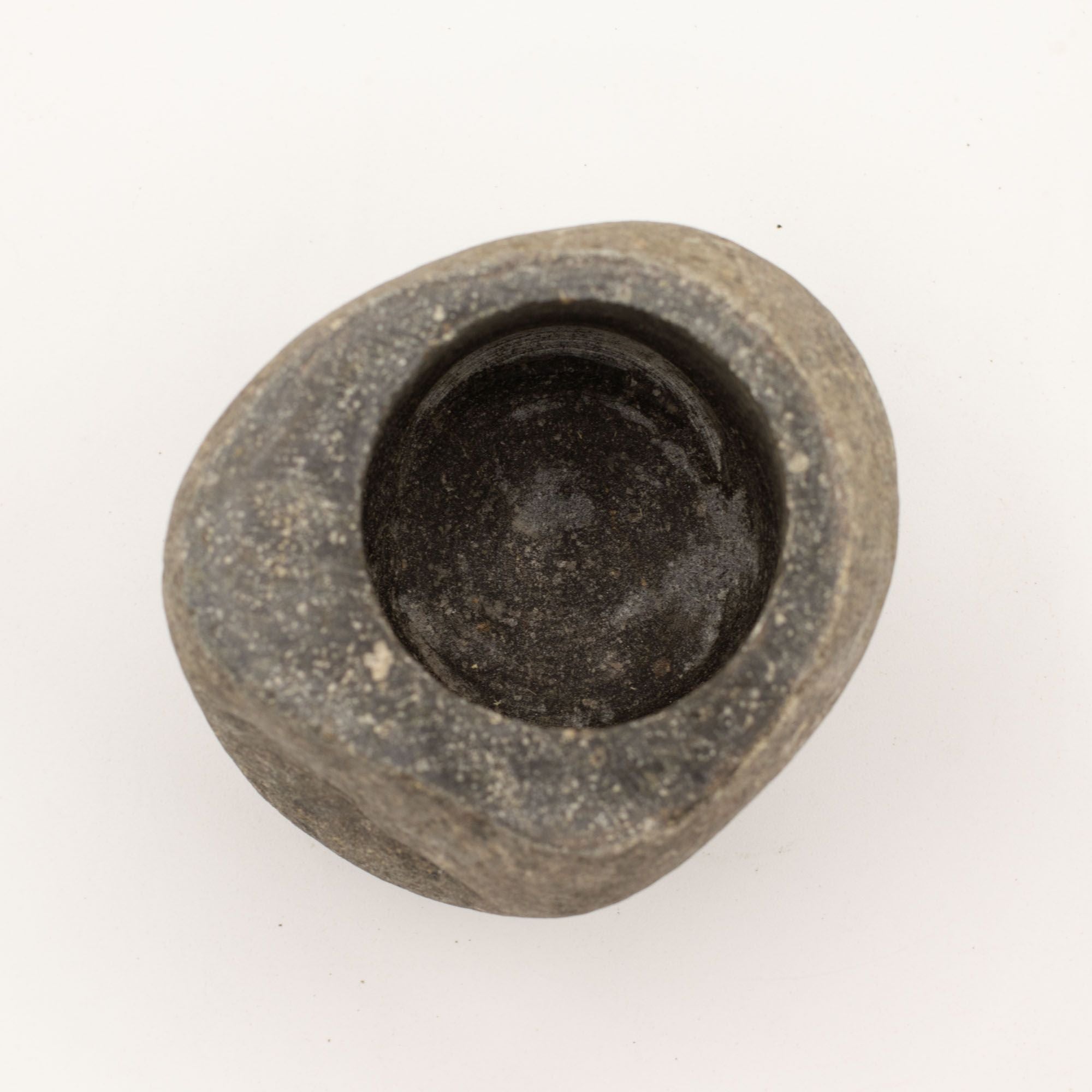 Mortier et pilon en pierre de rivière naturelle – 12 x 8 cm