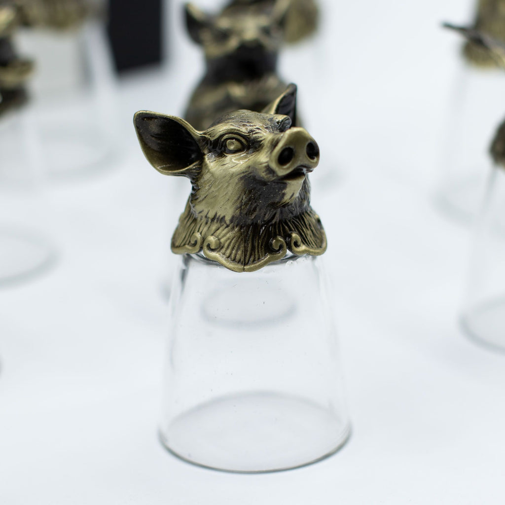 Un magnifique verre à shot en bronze antique illustrant un cochon, issu du lot de 12 Bottom Up Shot Glasses (25ml). Idéal pour les accessoires de bar, ce verres à shot de 25 ml est également un élément incontournable des arts de la table. Faites de ce coffret cadeau un cadeau original qui ravira les amoureux des animaux du zodiaque chinois.
