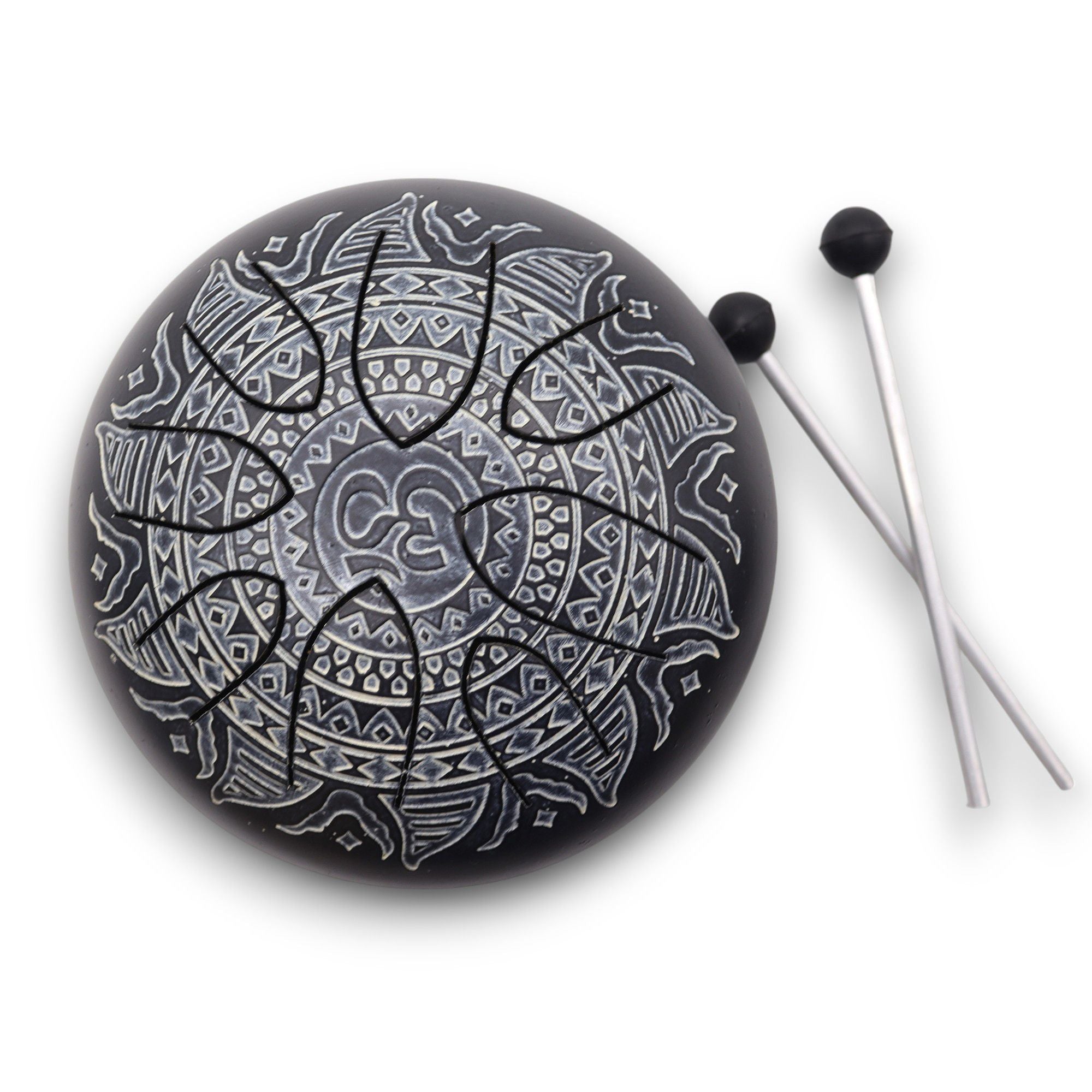 Admirez le Steel Tongue Happy Drum gravé Om Mandala – 16 cm, présentant un élégant design en noir. Ce tambour spirituel est un instrument intuitif, idéal pour la méditation, relaxation et sonothérapie, offrant une expérience apaisante.