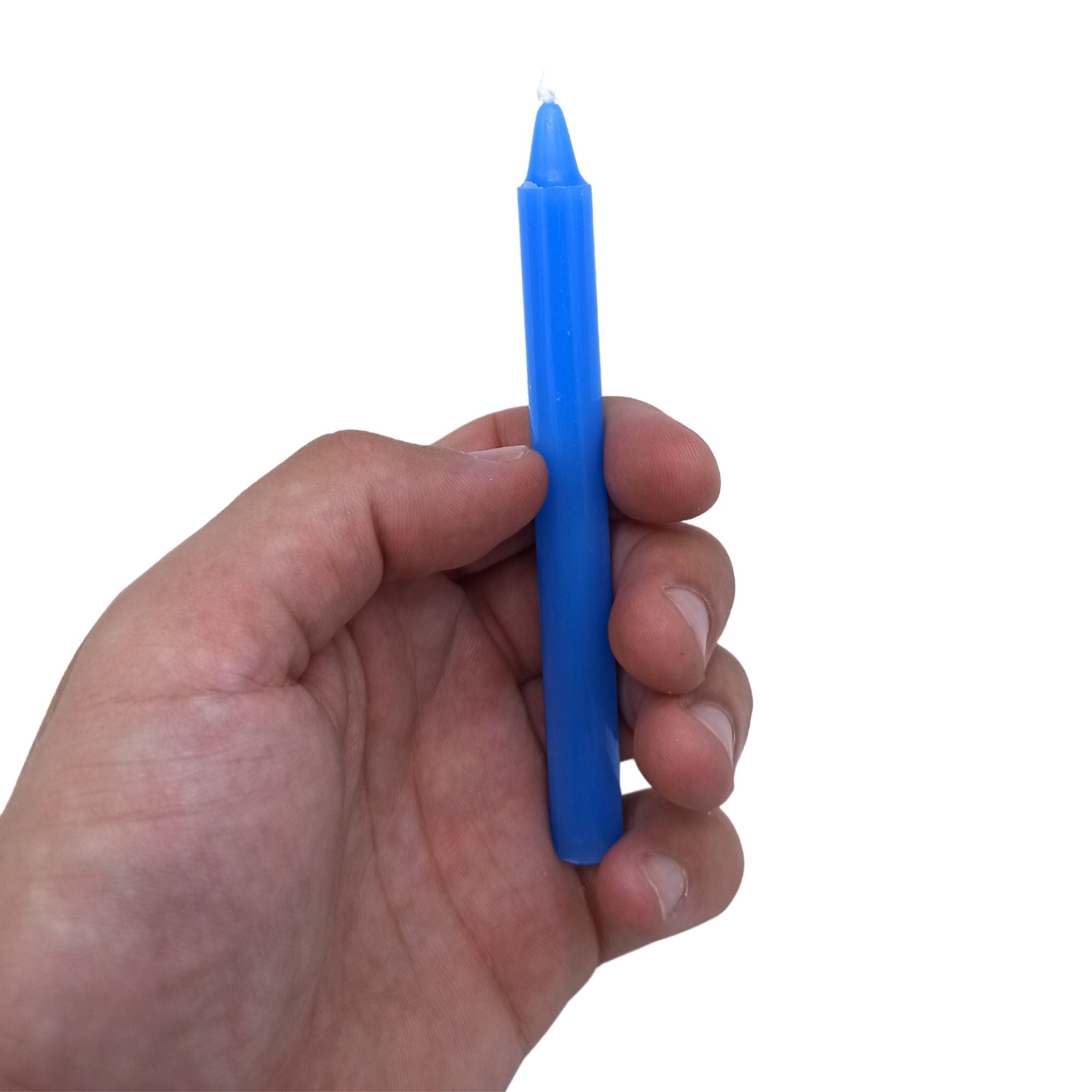 Bougies Manifest Magic (lot de 12) - Bleu - Chakra de la gorge, démontrant une bougie spirituelle bleue tenue à la main, parfaite pour la méditation et les pratiques spirituelles, offrant 90 minutes de combustion pour exprimer votre vérité et accompagner votre transformation.