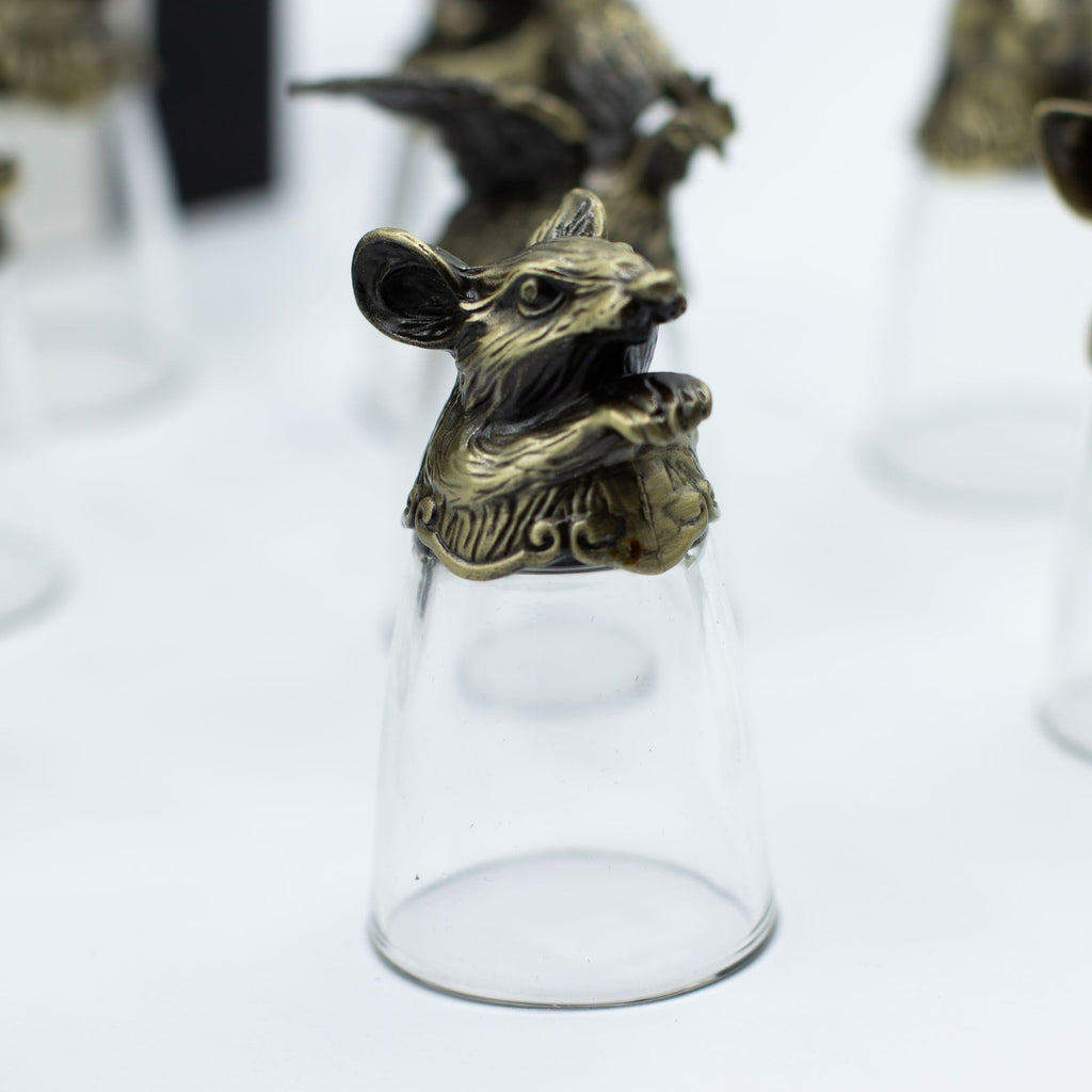 Un verre à shot en bronze antique représentant une souris, partie intégrante du lot de 12 Bottom Up Shot Glasses (25ml). Parfait pour les accessoires de bar, ce verres à shot de 25 ml combiné avec son coffret cadeau en fait un choix élégant et original pour célébrer le zodiaque chinois.