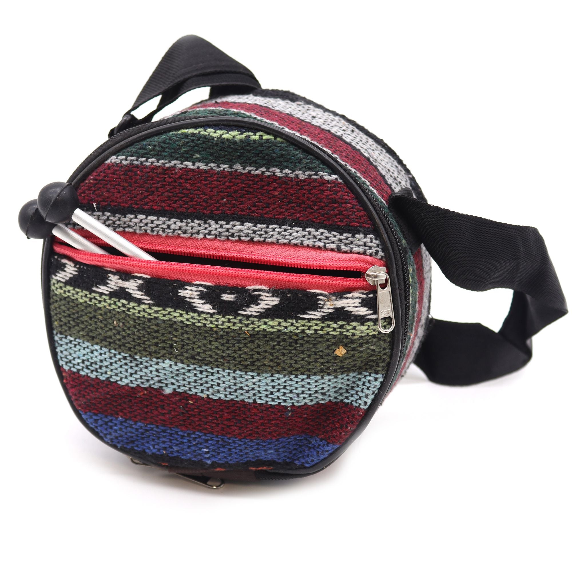 Sac robuste pour le Steel Tongue Happy Drum gravé Om Mandala – 16 cm, pratique pour transporter cet instrument relaxant. Idéal pour les yogis et les amateurs de sonothérapie, ce tambour langue d’acier accompagne vos moments de méditation.