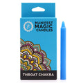Bougies Manifest Magic (lot de 12) - Bleu - Chakra de la gorge, mettant en avant une bougie spirituelle bleue à côté de son emballage accrocheur, idéale pour manifester votre moi authentique lors de pratiques spirituelles, avec des moments de 90 minutes pour exprimer votre vérité.