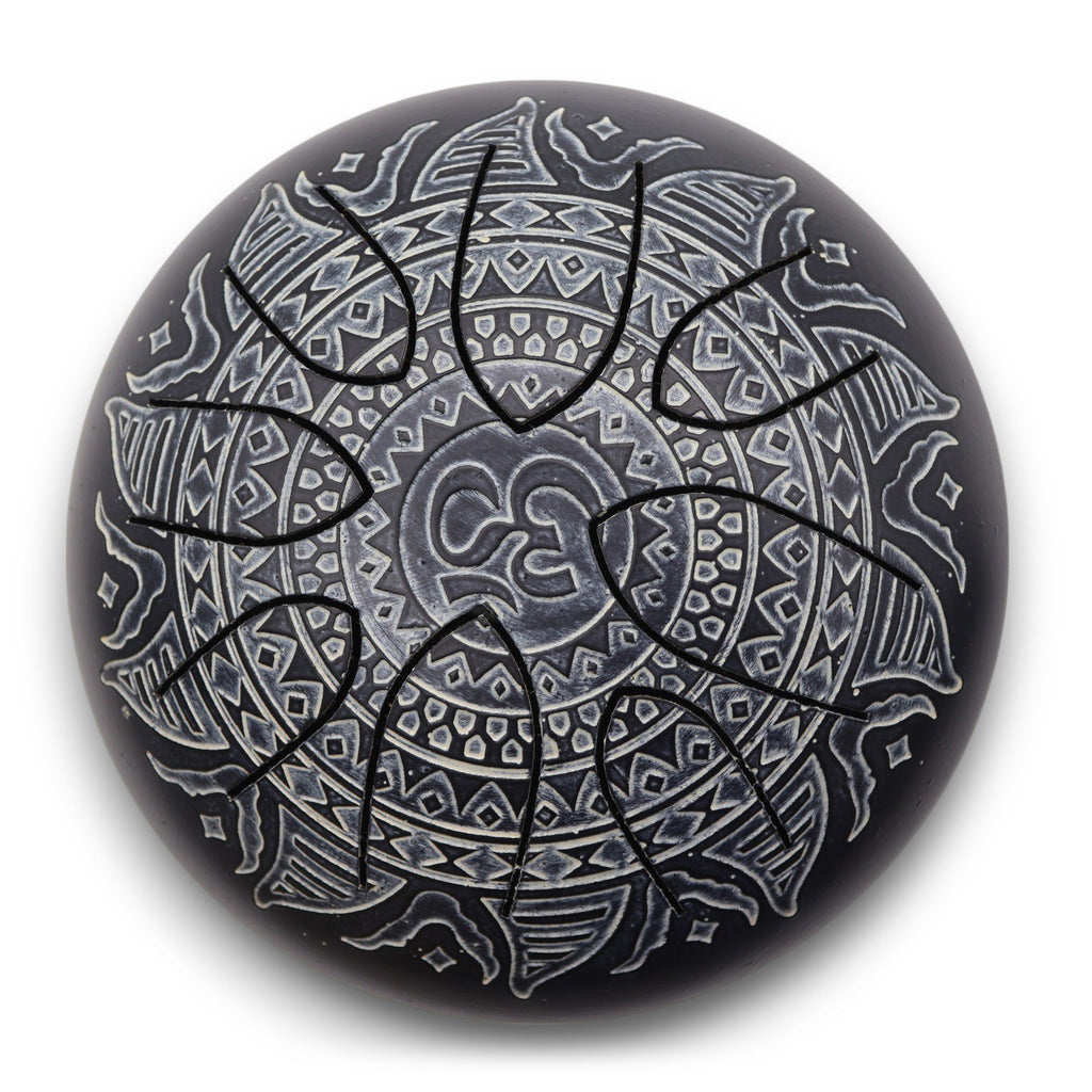 Vue rapprochée du Steel Tongue Happy Drum gravé Om Mandala – 16 cm, montrant ses gravures détaillées. Cet instrument intuitif est parfait pour la méditation, relaxation et sonothérapie, apportant sérénité et harmonie à votre espace.