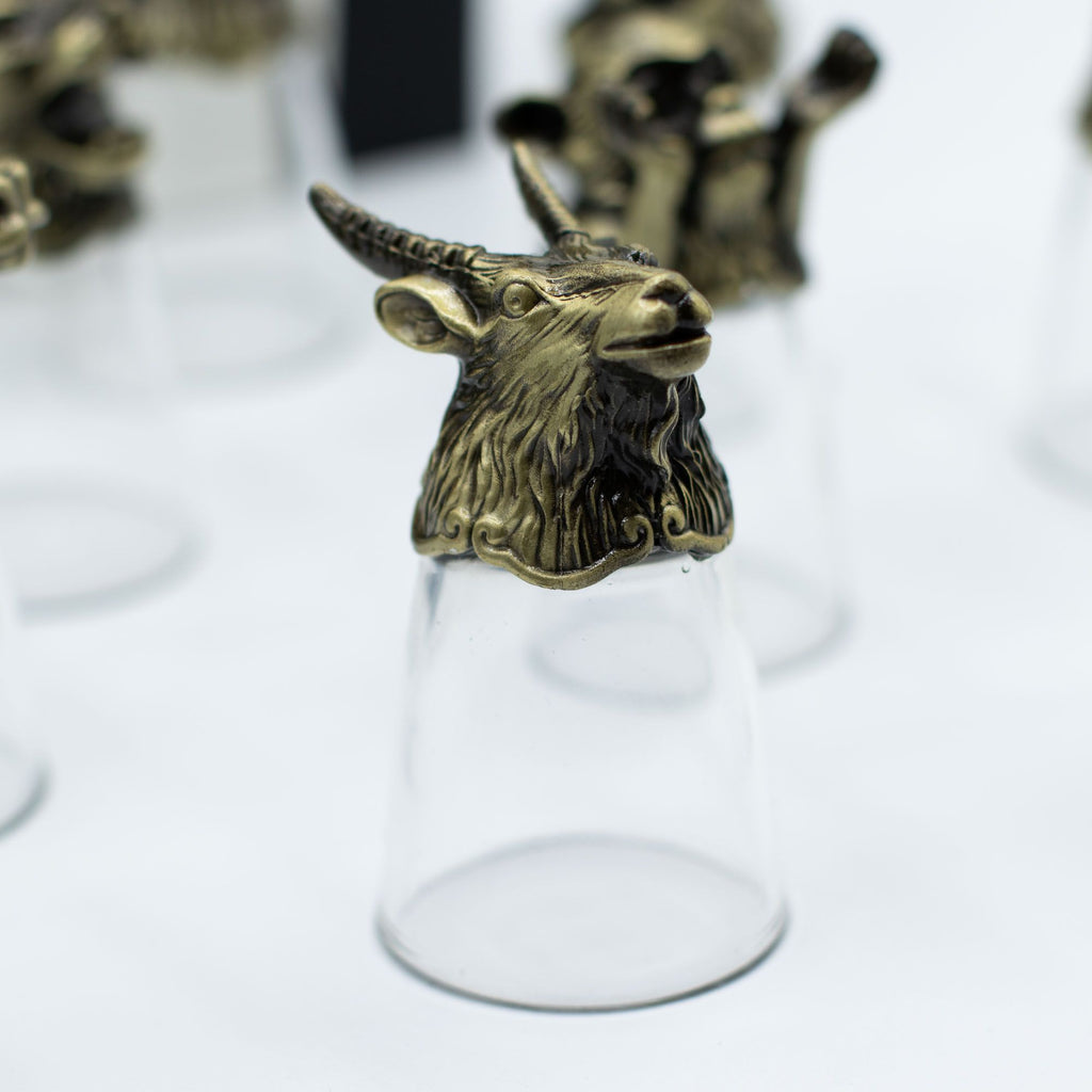 Un verre à shot en bronze antique d'un bélier, issu du lot de 12 Bottom Up Shot Glasses (25ml). Ce verres à shot de 25 ml est une pièce unique pour les amateurs d'accessoires de bar et un ajout charmant aux arts de la table. Offrez ce coffret cadeau Aemilia Mystica pour un cadeau original qui célèbre la tradition du zodiaque chinois.