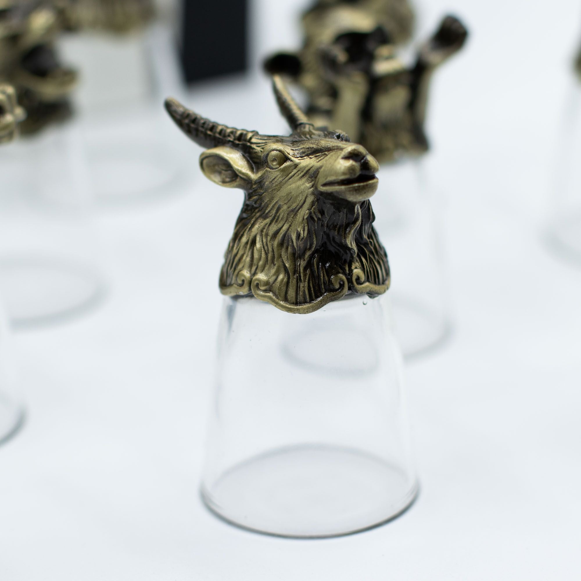 Un verre à shot en bronze antique d'un bélier, issu du lot de 12 Bottom Up Shot Glasses (25ml). Ce verres à shot de 25 ml est une pièce unique pour les amateurs d'accessoires de bar et un ajout charmant aux arts de la table. Offrez ce coffret cadeau Aemilia Mystica pour un cadeau original qui célèbre la tradition du zodiaque chinois.