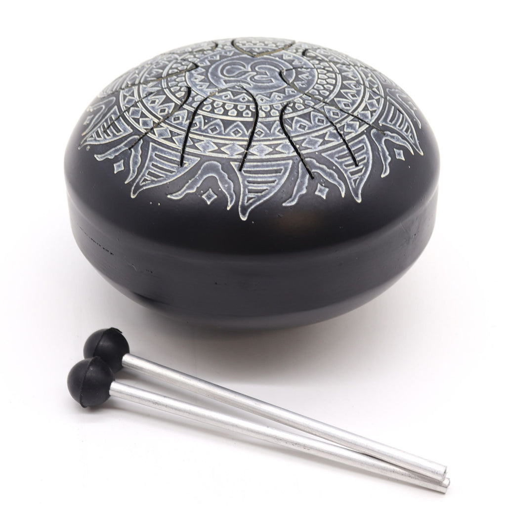Steel Tongue Happy Drum gravé Om Mandala – 16 cm avec baguettes en métal, un instrument méditatif unique. Parfait pour les séances de relaxation et sonothérapie, ce tambour langue d’acier est un trésor pour les passionnés de musique spirituelle.