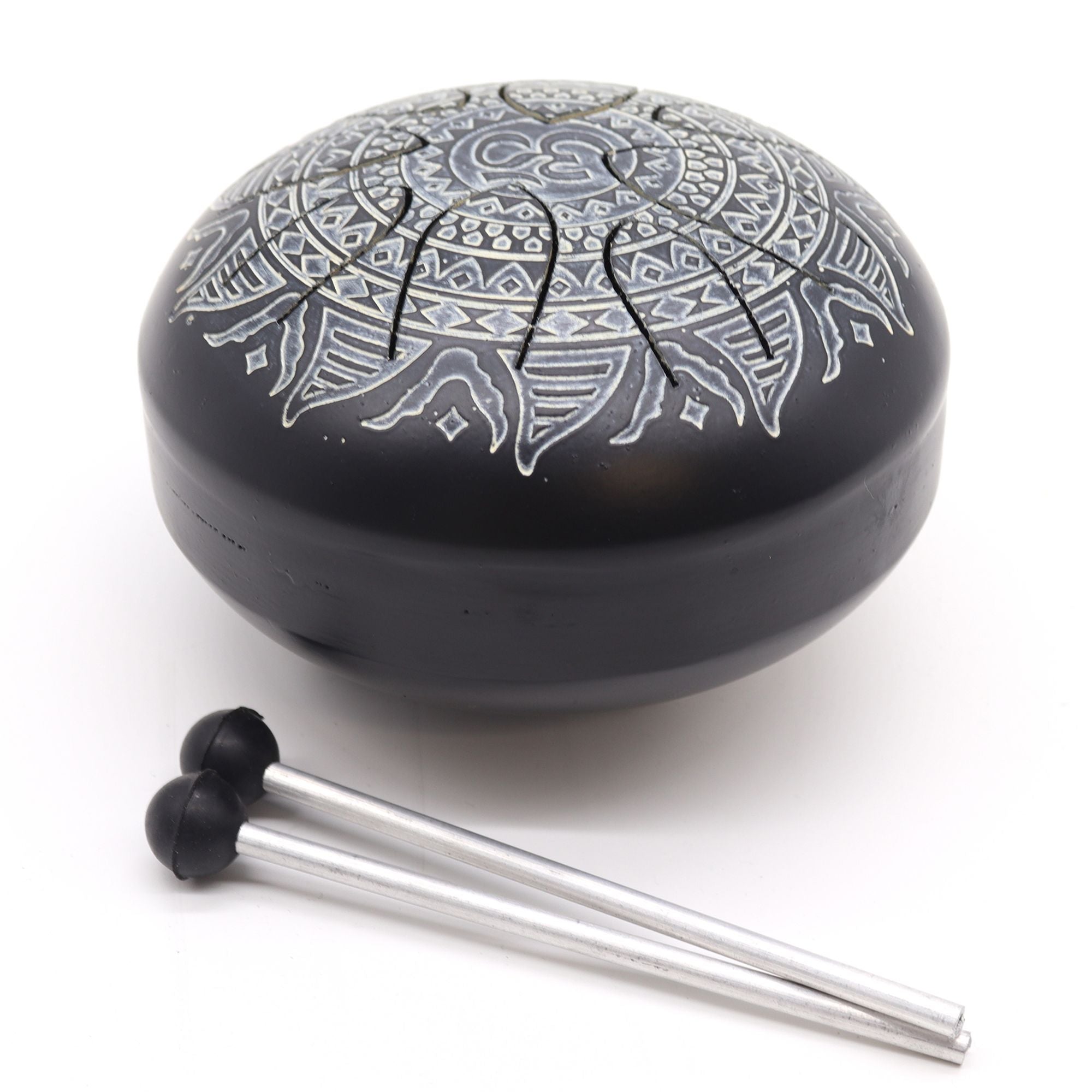 Steel Tongue Happy Drum gravé Om Mandala – 16 cm avec baguettes en métal, un instrument méditatif unique. Parfait pour les séances de relaxation et sonothérapie, ce tambour langue d’acier est un trésor pour les passionnés de musique spirituelle.