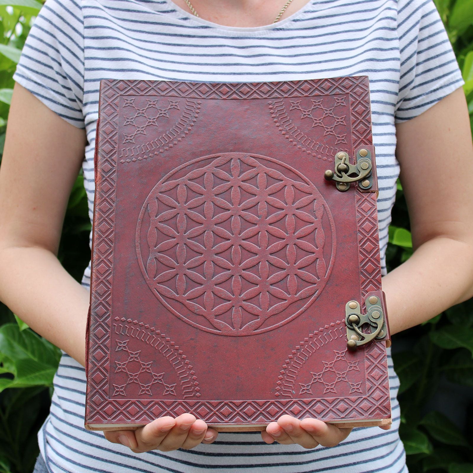 Grand Journal/Grimoire en cuir Fleur de Vie 200 pages – 33 x 25 cm