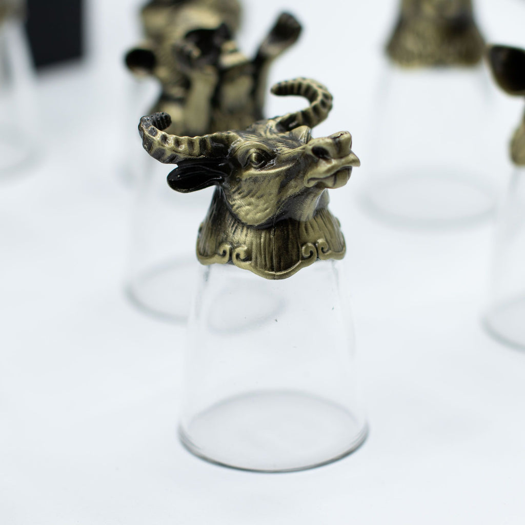 Focus sur un verre à shot en bronze antique représentant un buffle, dans le cadre des Bottom Up Shot Glasses (25ml). Ce verres à shot de 25 ml est conçu pour les accessoires de bar, vous offrant un cadeau original et une pièce maîtresse pour les arts de la table.