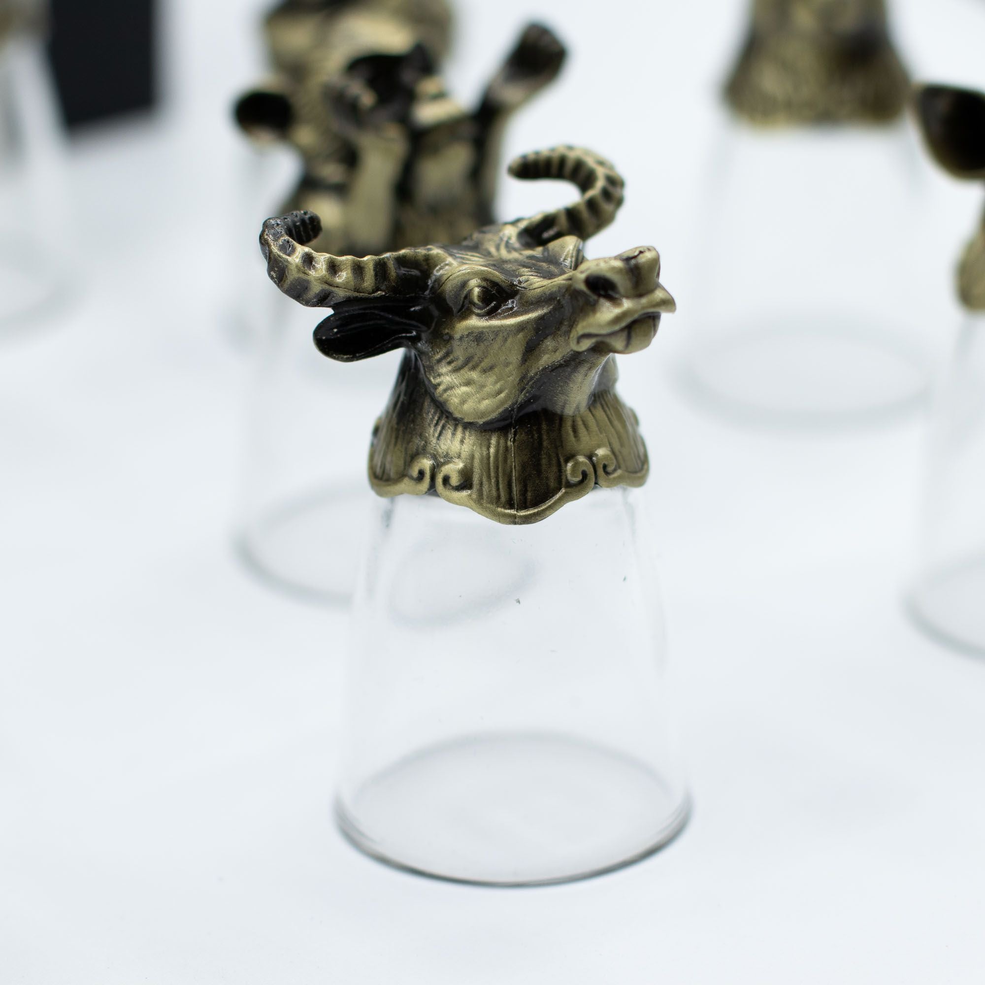 Focus sur un verre à shot en bronze antique représentant un buffle, dans le cadre des Bottom Up Shot Glasses (25ml). Ce verres à shot de 25 ml est conçu pour les accessoires de bar, vous offrant un cadeau original et une pièce maîtresse pour les arts de la table.
