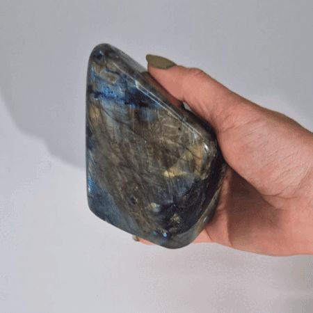 Grande labradorite de Madagascar (environ 635 à 750 g et 80 à 110 mm) | Pierre naturelle et lithothérapie
