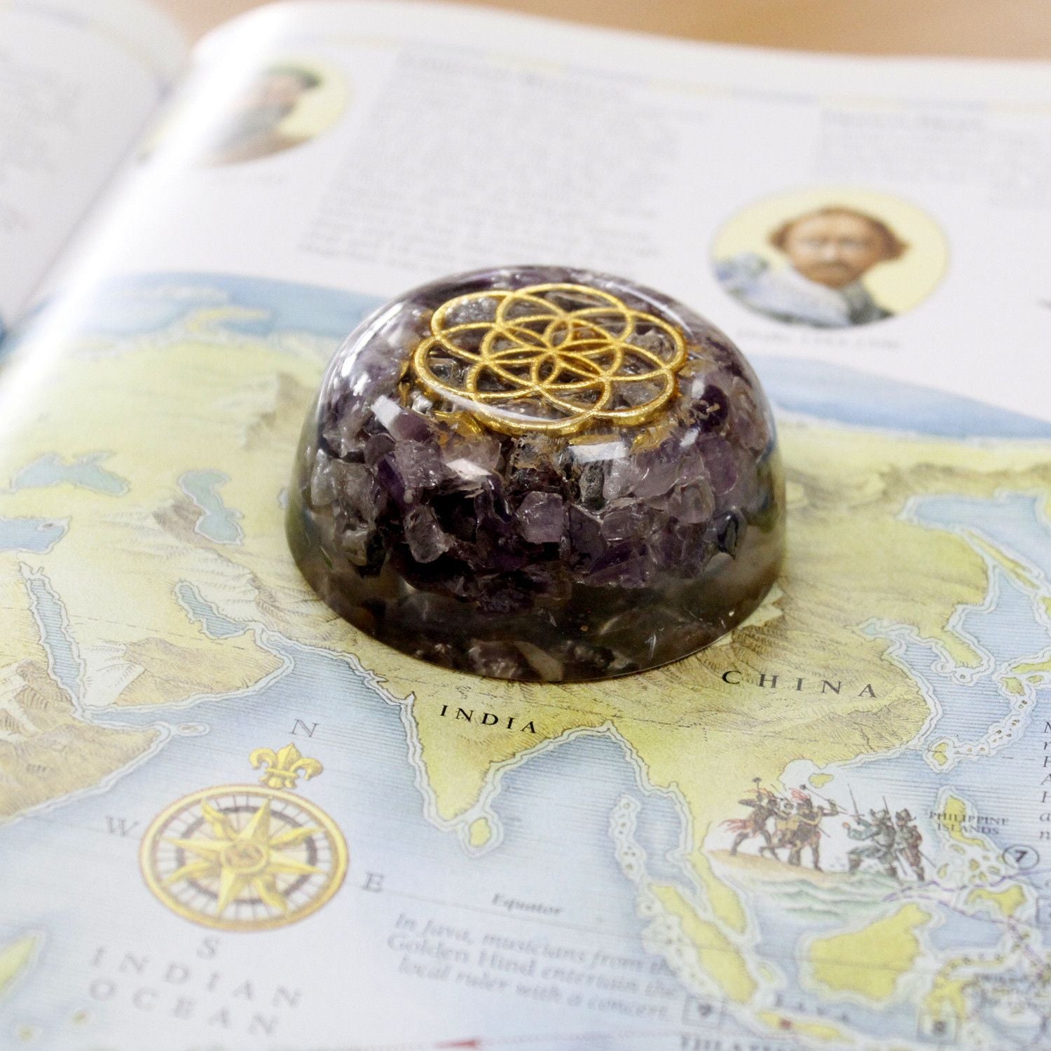 Orgonite dôme améthyste de bureau en résine et cuivre