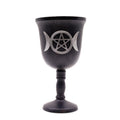 Coupe Rituelle en Fer avec Triple Lune, un gobelet rituel de 20x11 cm représentant le symbole de la triple lune, parfait comme accessoire d’autel pour les pratiques wicca et paganisme, et idéal pour les offrandes spirituelles. Ce calice rituel évoque le féminin sacré et les cycles lunaires, apportant une touche ésotérique à votre collection. Aemilia Mystica propose cette coupe triple lune pour tous ceux qui célèbrent la déesse et la sorcellerie moderne.