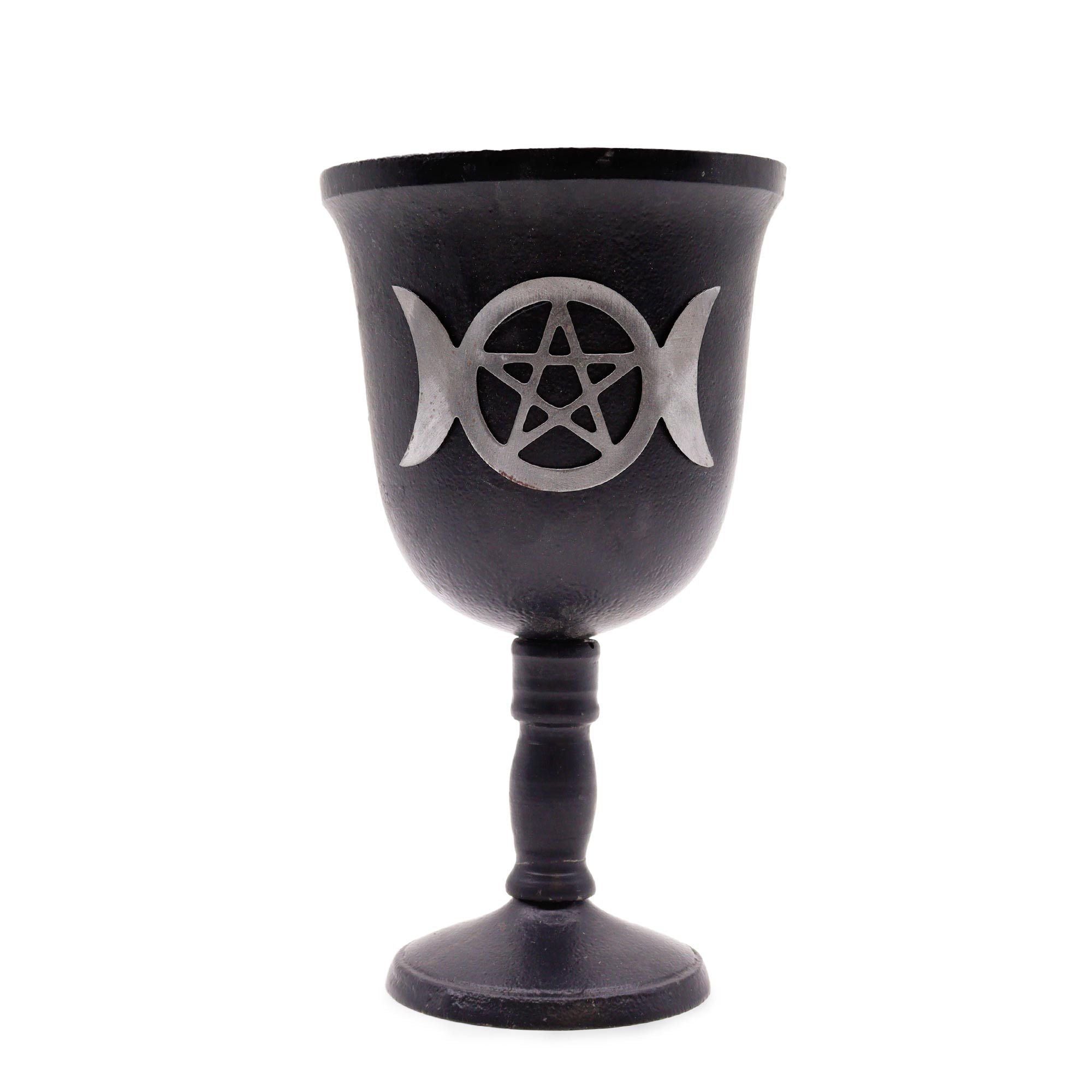 Coupe Rituelle en Fer avec Triple Lune, un gobelet rituel de 20x11 cm représentant le symbole de la triple lune, parfait comme accessoire d’autel pour les pratiques wicca et paganisme, et idéal pour les offrandes spirituelles. Ce calice rituel évoque le féminin sacré et les cycles lunaires, apportant une touche ésotérique à votre collection. Aemilia Mystica propose cette coupe triple lune pour tous ceux qui célèbrent la déesse et la sorcellerie moderne.