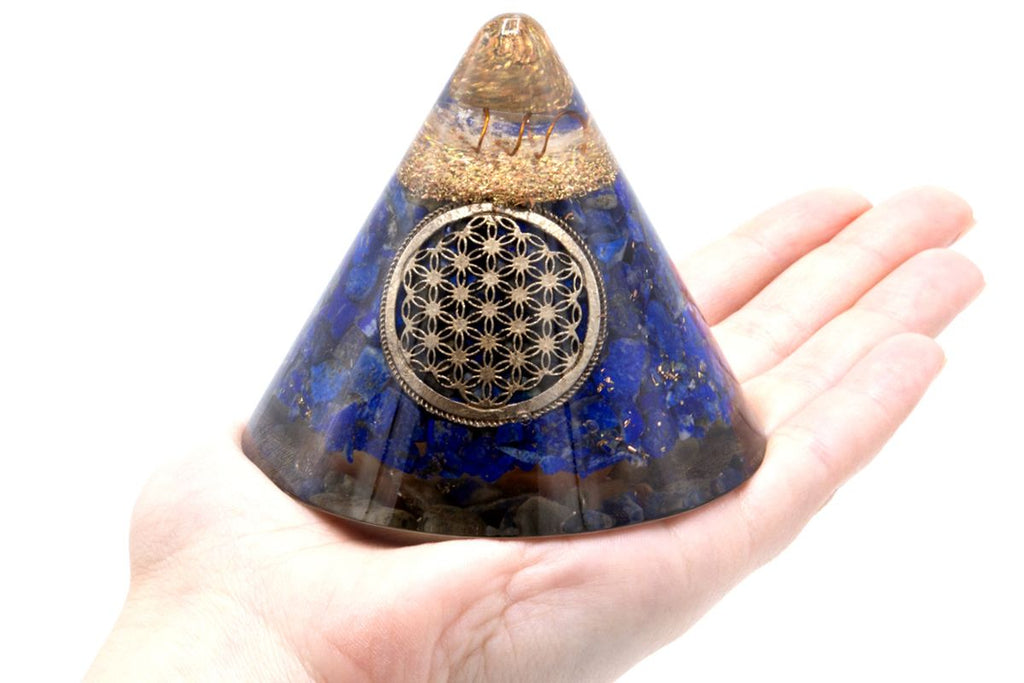 Cône d’orgonite Fleur de Vie lapis-lazuli avec quartz suspendu – 90 mm