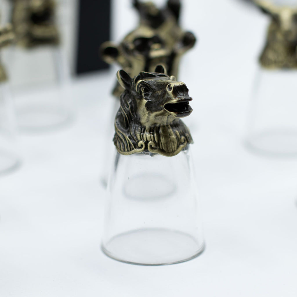 Un verre à shot en bronze antique représentant un cheval, dans le lot de 12 Bottom Up Shot Glasses (25ml). Ce verres à shot de 25 ml est idéal pour les accessoires de bar tout en ajoutant une touche artistique aux arts de la table. Un réel cadeau original qui fait honneur au zodiaque chinois.