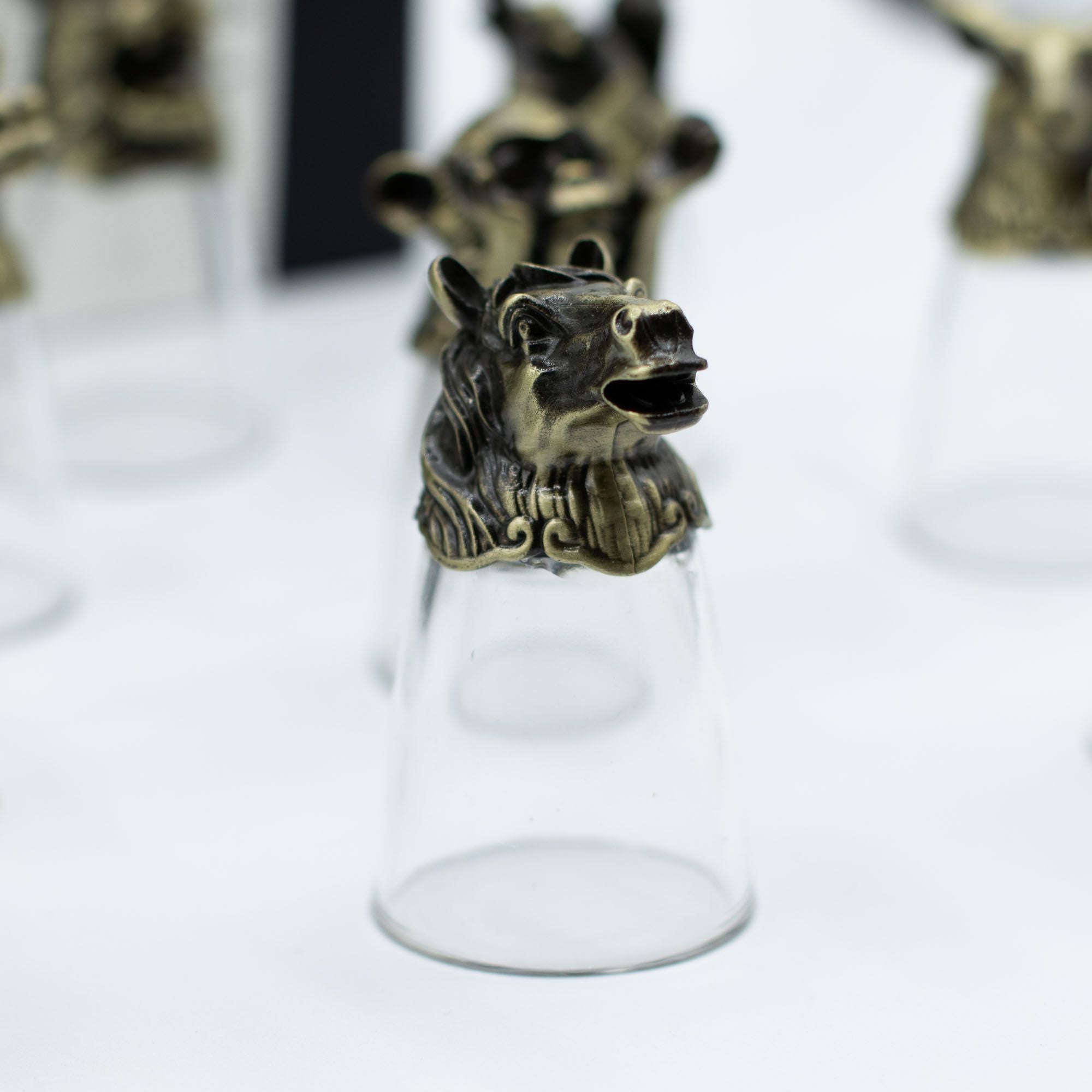 Un verre à shot en bronze antique représentant un cheval, dans le lot de 12 Bottom Up Shot Glasses (25ml). Ce verres à shot de 25 ml est idéal pour les accessoires de bar tout en ajoutant une touche artistique aux arts de la table. Un réel cadeau original qui fait honneur au zodiaque chinois.