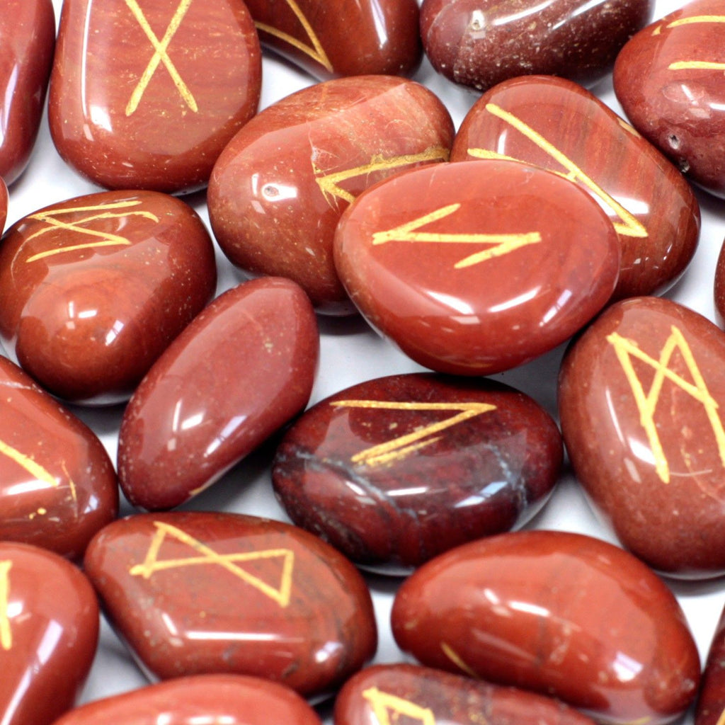 Set de pierres runiques jaspe rouge avec 25 pierres, dont 24 portant des symboles runiques, parfait pour les passionnés du mystique.