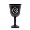Coupe Rituelle en Fer avec Pentagramme - Un gobelet rituel de 20x11 cm, idéal pour les pratiques wicca et paganisme. Cette coupe pentagramme en fer, fabriquée en Inde, est un accessoire d’autel parfait pour des offrandes, offrant protection énergétique et ajoutant une touche ésotérique à votre espace. Un incontournable pour les passionnés de sorcellerie moderne.
