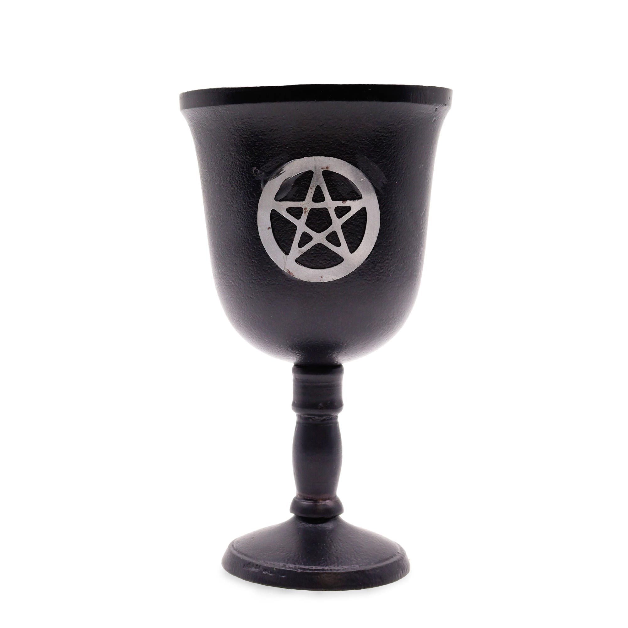 Coupe Rituelle en Fer avec Pentagramme - Un gobelet rituel de 20x11 cm, idéal pour les pratiques wicca et paganisme. Cette coupe pentagramme en fer, fabriquée en Inde, est un accessoire d’autel parfait pour des offrandes, offrant protection énergétique et ajoutant une touche ésotérique à votre espace. Un incontournable pour les passionnés de sorcellerie moderne.