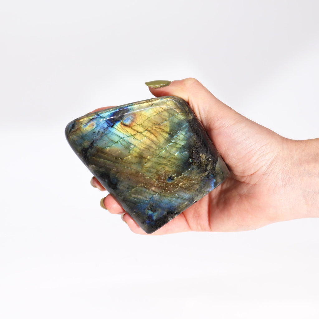 Grande labradorite de Madagascar (environ 635 à 750 g et 80 à 110 mm) | Pierre naturelle et lithothérapie