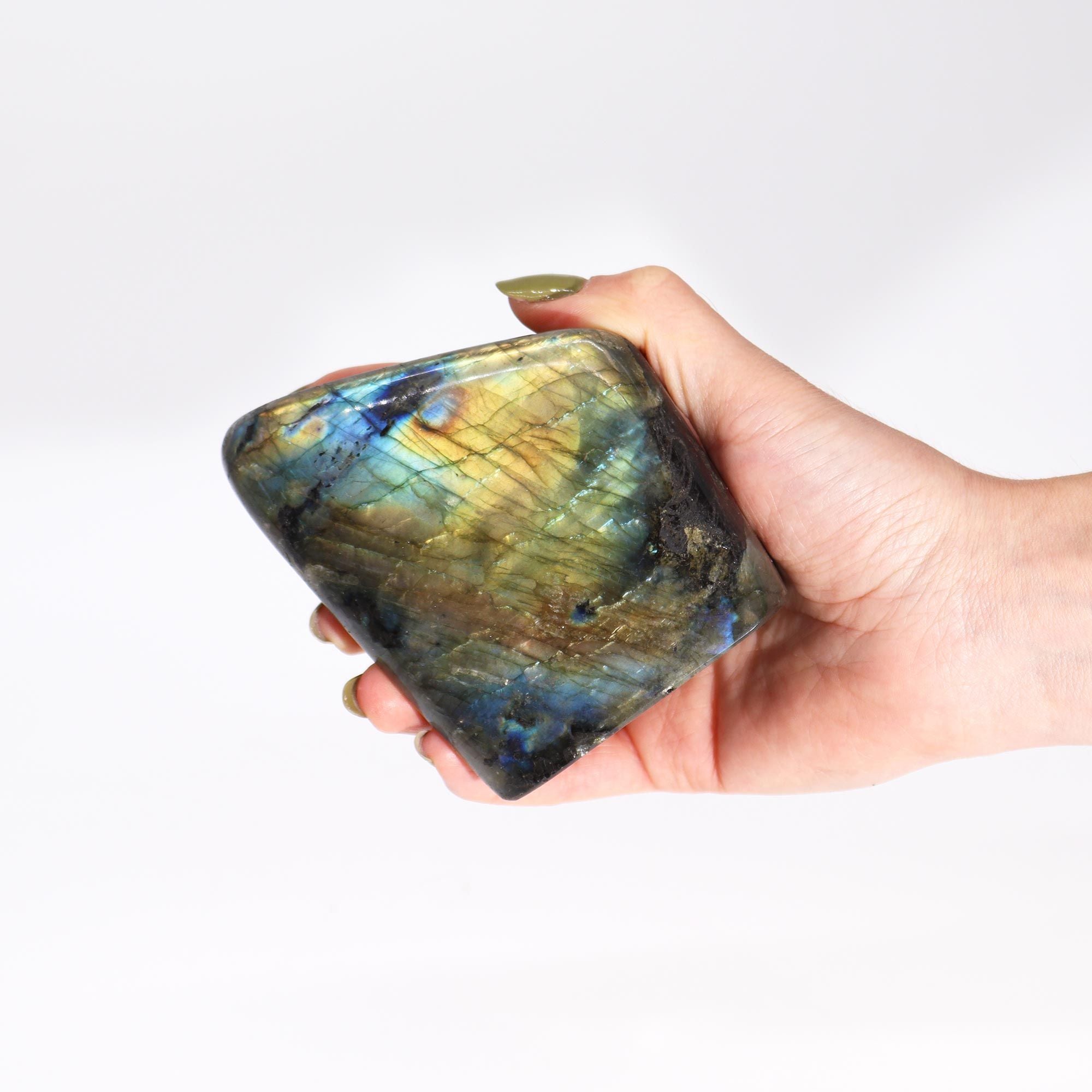 Grande labradorite de Madagascar (environ 635 à 750 g et 80 à 110 mm) | Pierre naturelle et lithothérapie