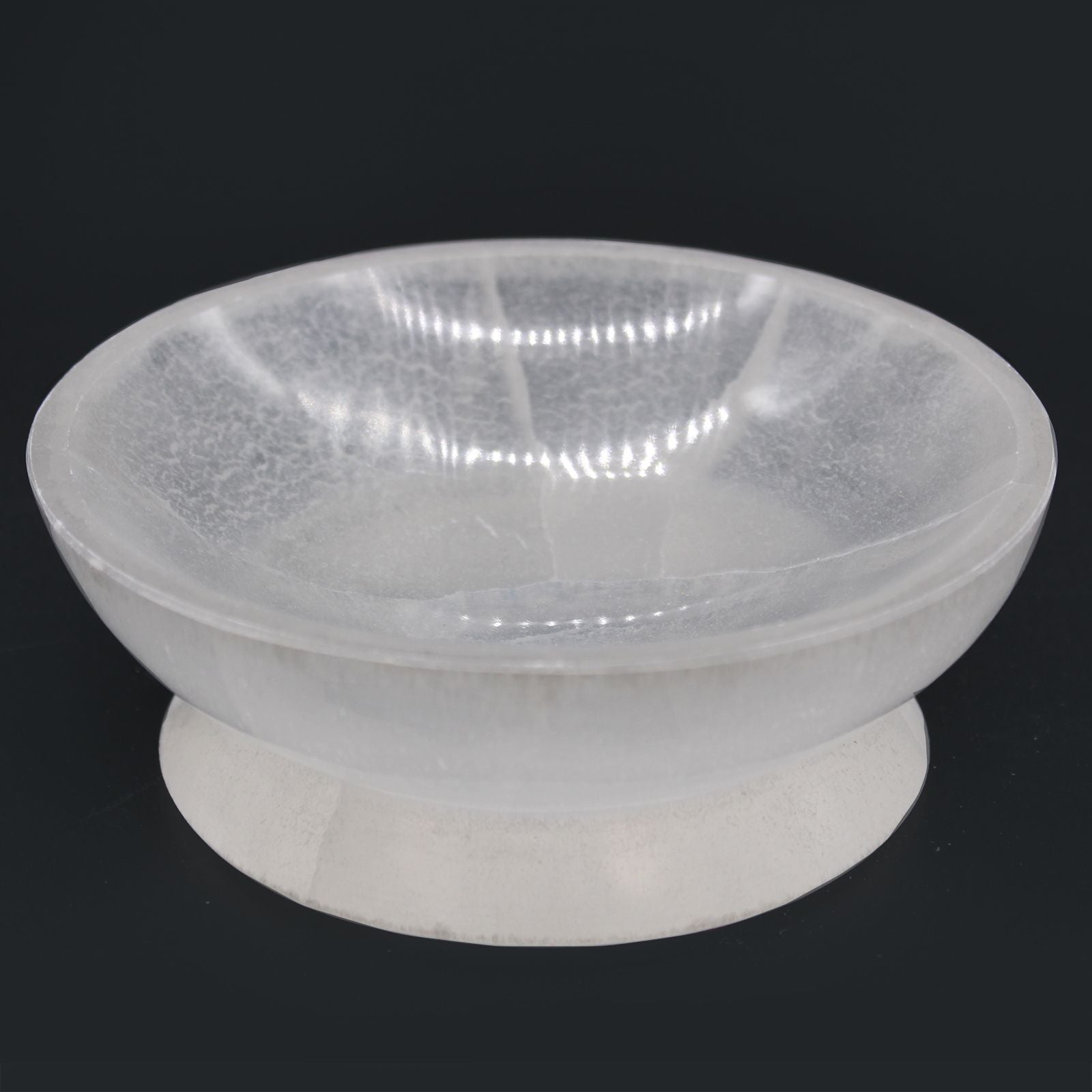 Bol rituel en sélénite 15 cm, élégant et fonctionnel, idéal pour ranger vos bijoux ou cristaux. Cette pièce de décoration ésotérique en pierre naturelle crée une ambiance apaisante pour votre espace sacré ou votre coin méditation.
