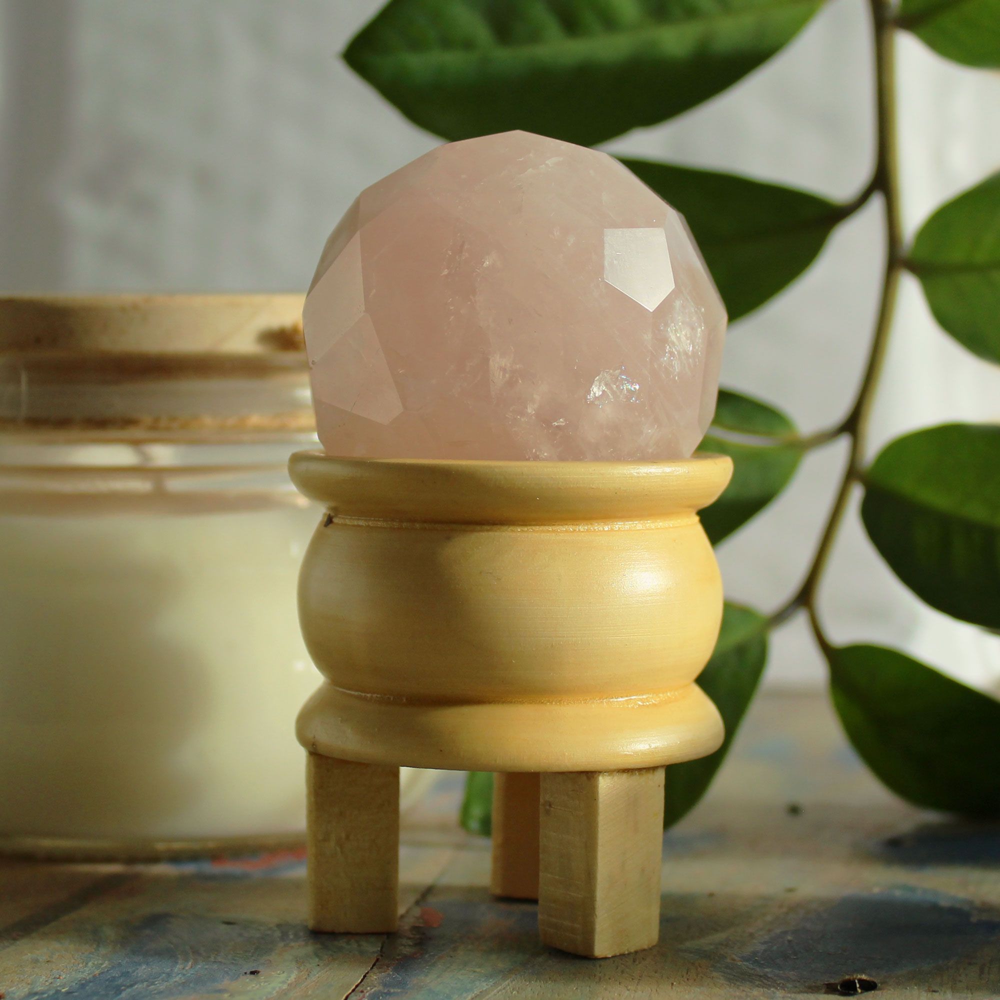Boule De Guérison En Quartz Rose - Sphère en pierre naturelle de quartz rose sur un support en bois. Cette boule quartz rose naturel est parfaite pour élever votre chakra du coeur dans vos rituels de guérison et de méditation, apportant douceur et harmonie.