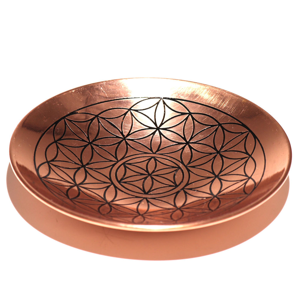 Vue rapprochée de l'Assiette d’Offrande en Cuivre Fleur de Vie, ornée du motif géométrique de la fleur de vie. Cette assiette en cuivre est parfaite pour les rituels, servant d’accessoire rituel pour la purification énergétique, la combustion d'encens et le placement de résines.