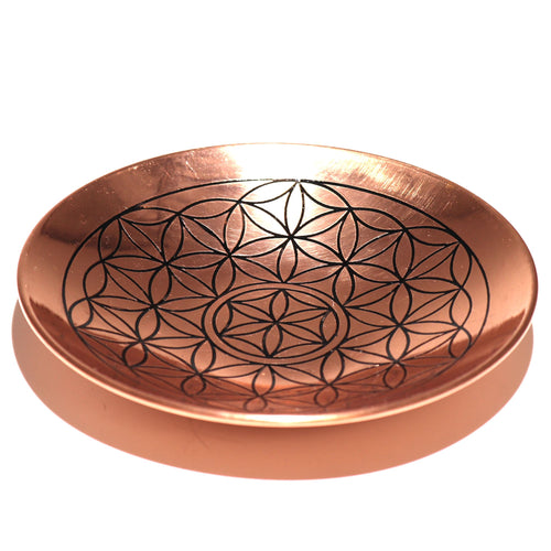 Vue rapprochée de l'Assiette d’Offrande en Cuivre Fleur de Vie, ornée du motif géométrique de la fleur de vie. Cette assiette en cuivre est parfaite pour les rituels, servant d’accessoire rituel pour la purification énergétique, la combustion d'encens et le placement de résines.
