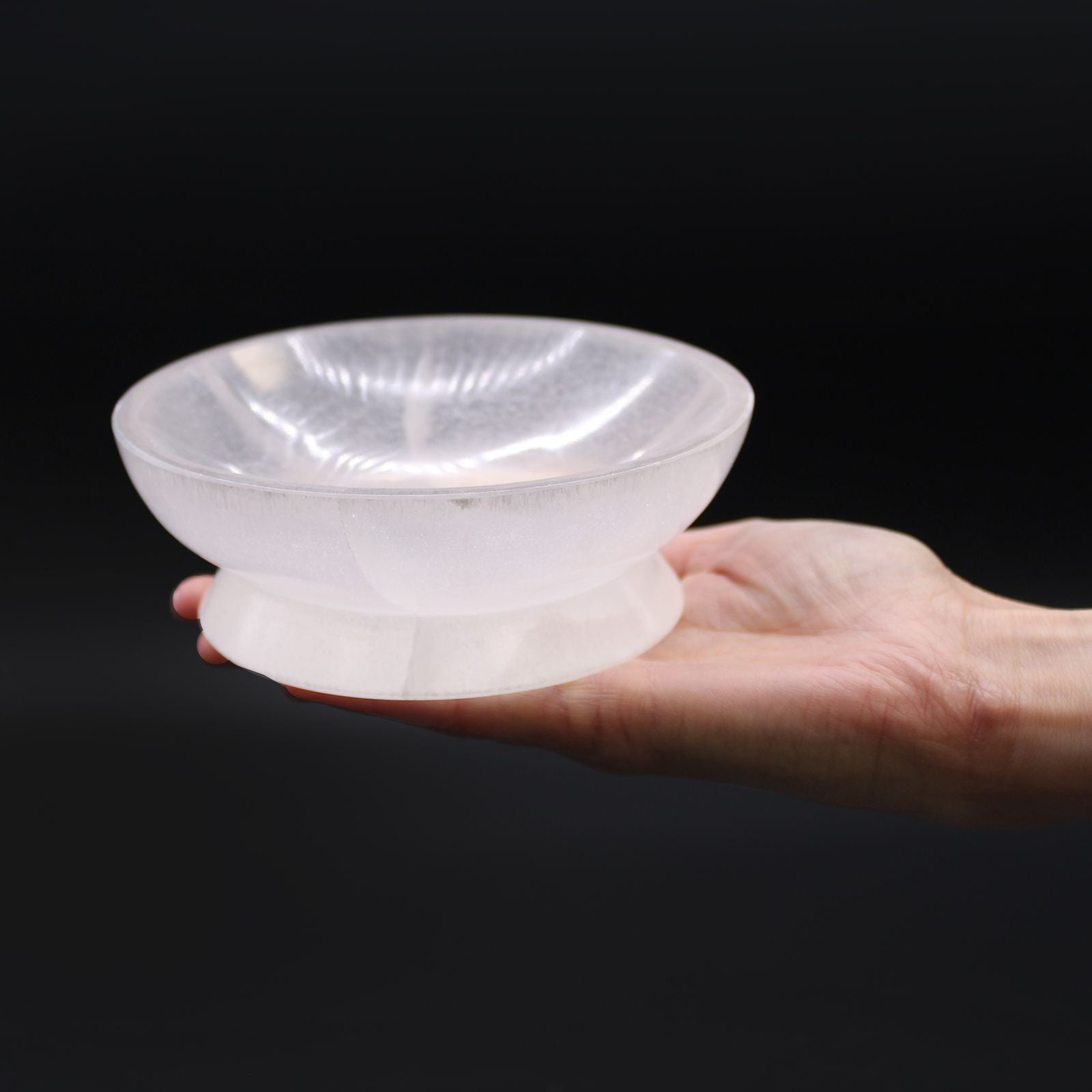Bol rituel en sélénite 15 cm, parfait pour un autel spirituel, conçu pour accueillir vos pierres et cristaux. Un bel ajout à votre coin méditation, ce bol en pierre sélénite aide à la purification énergétique. Idéal pour la décoration minérale et spirituelle.