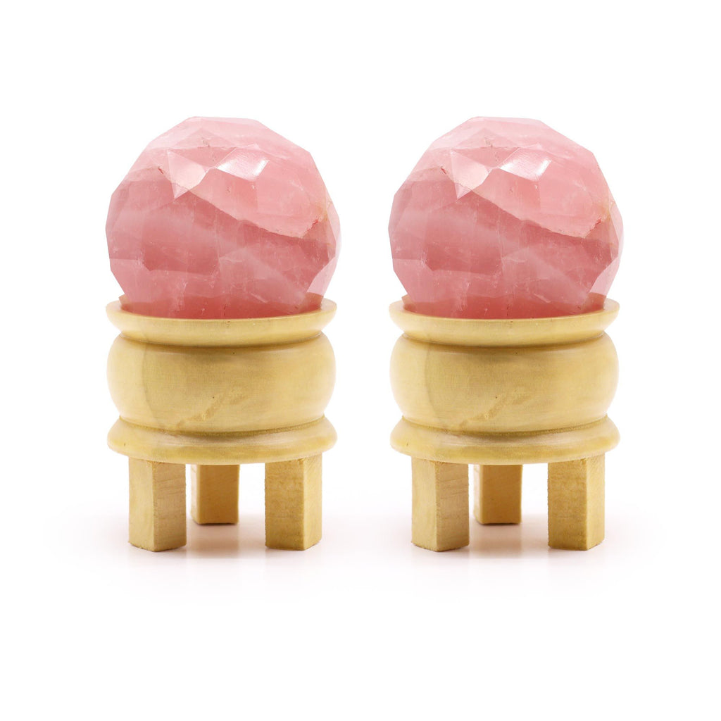 Boule De Guérison En Quartz Rose - Sphère quartz rose sur support en bois. Cette boule quartz rose facetté est parfaite pour la lithothérapie et la méditation, apportant amour de soi et compassion. Idéale pour la décoration spirituelle de votre espace avec des cristaux naturels.