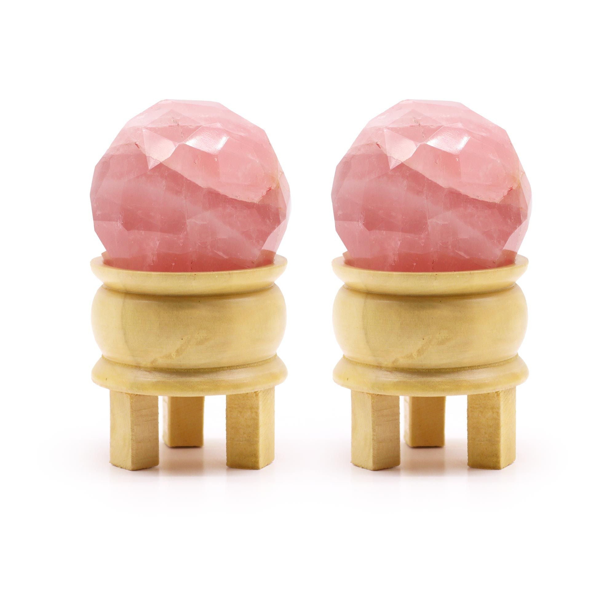 Boule De Guérison En Quartz Rose - Sphère quartz rose sur support en bois. Cette boule quartz rose facetté est parfaite pour la lithothérapie et la méditation, apportant amour de soi et compassion. Idéale pour la décoration spirituelle de votre espace avec des cristaux naturels.