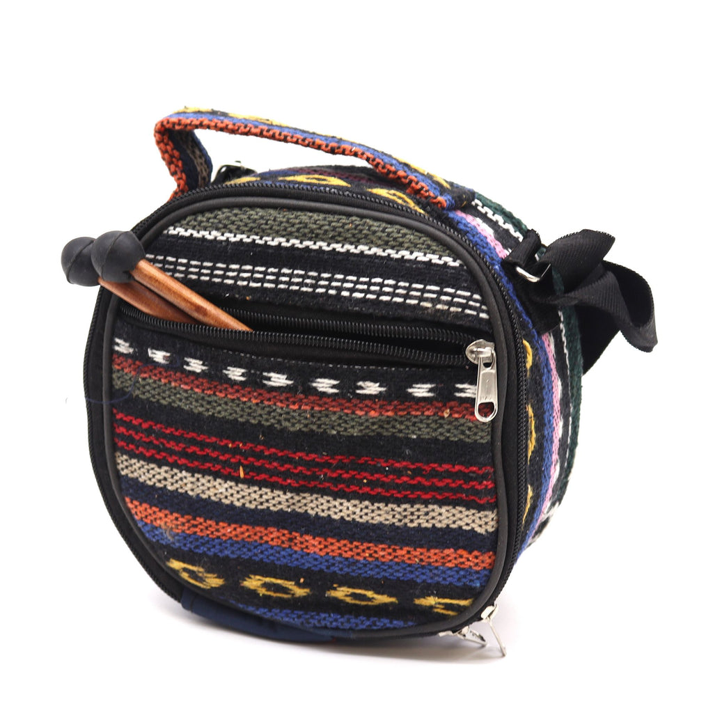 Sac de transport pour le Steel Tongue Happy Drum Bleu Ciel Om – 18 cm, conçu pour accueillir ce tambour langue d’acier. Cet accessoire coloré fait partie intégrante de l'expérience de ce magnifique instrument intuitif, idéal pour la méditation, la relaxation et le bien-être.