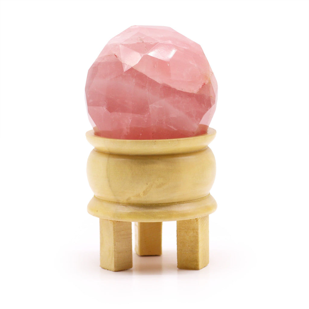 Boule De Guérison En Quartz Rose - Sphère quartz rose facetté sur son support en bois. Pièce incontournable pour la méditation, cette boule quartz rose est parfaite pour apporter amour de soi, compassion et décoration spirituelle dans votre environnement.
