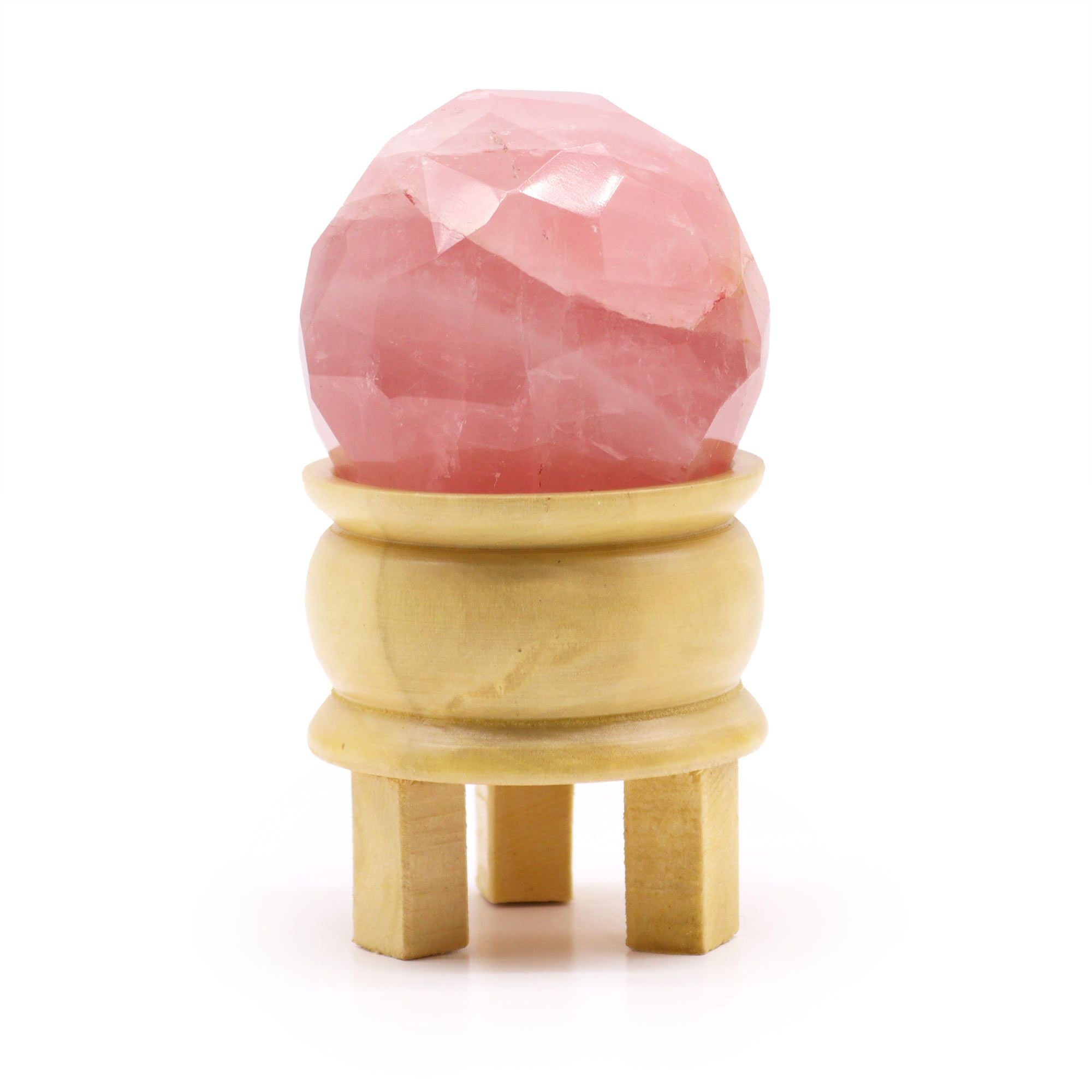 Boule De Guérison En Quartz Rose - Sphère quartz rose facetté sur son support en bois. Pièce incontournable pour la méditation, cette boule quartz rose est parfaite pour apporter amour de soi, compassion et décoration spirituelle dans votre environnement.